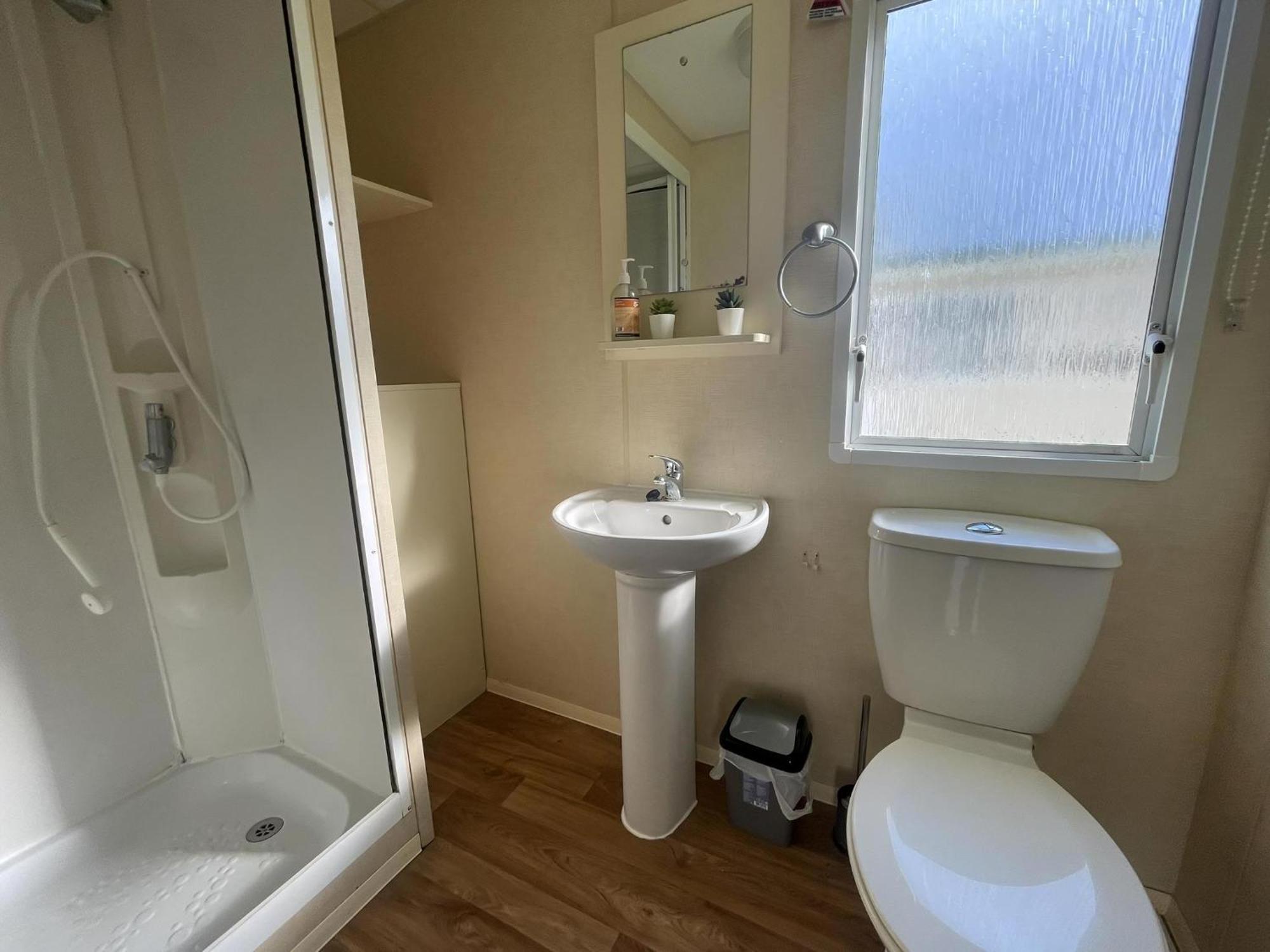 Lovely 8 Berth Caravan At St Osyth Beach Holiday Park Ref 28101G Clacton-on-Sea Exterior photo